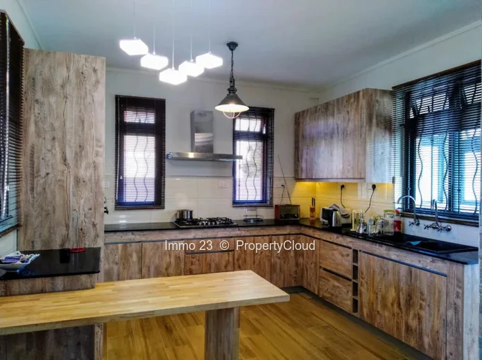 Maison / Villa - 5 chambres - Eb00e8ne - Ref. MA45488LO
