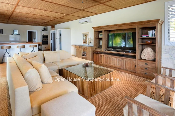 Waterfront villa for sale in the unique Marina of the island, 395m², pool, 12m boat mooring, 5 bedrooms.