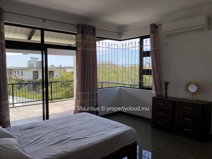 Modern 4-Bedroom Villa with Coin de Mire Views – Pereybere