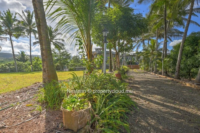 Spacious 275 m² house on a land of 13,802.67 m² in Chemin Grenier with sea and mountain views.