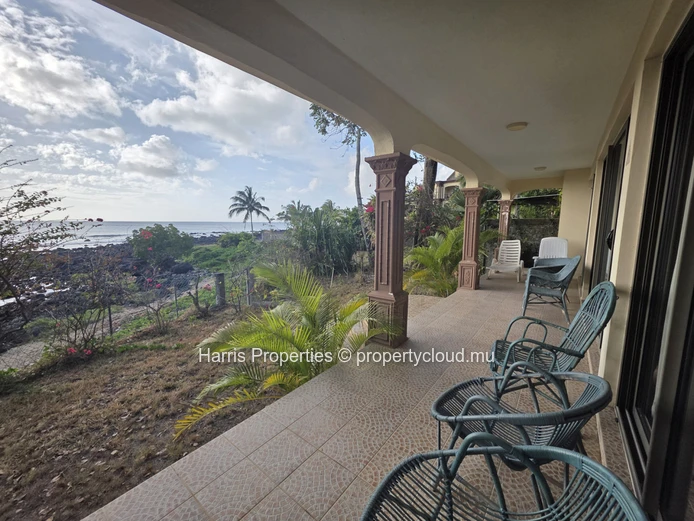 Magnifique appartement de style rustique situé au rez-de-chaussée, à louer à Pointe aux Piments
