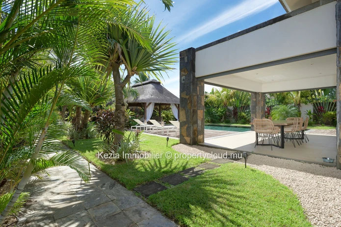 Lush Balinese villa with exceptional volumes