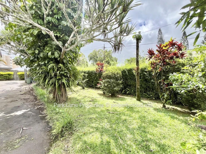 Two independent houses with commercial potential – Perfect for a large family or office space in Curepipe