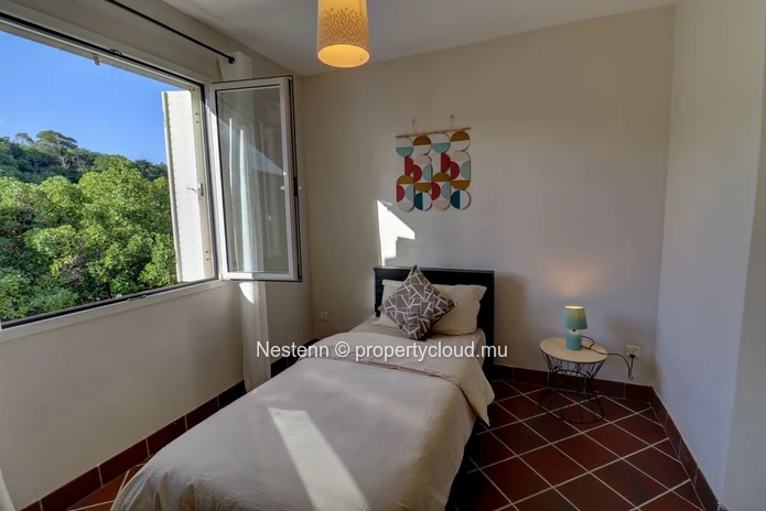 Duplex contemporain 2 chambres dans une résidence sécurisée au bord du lac