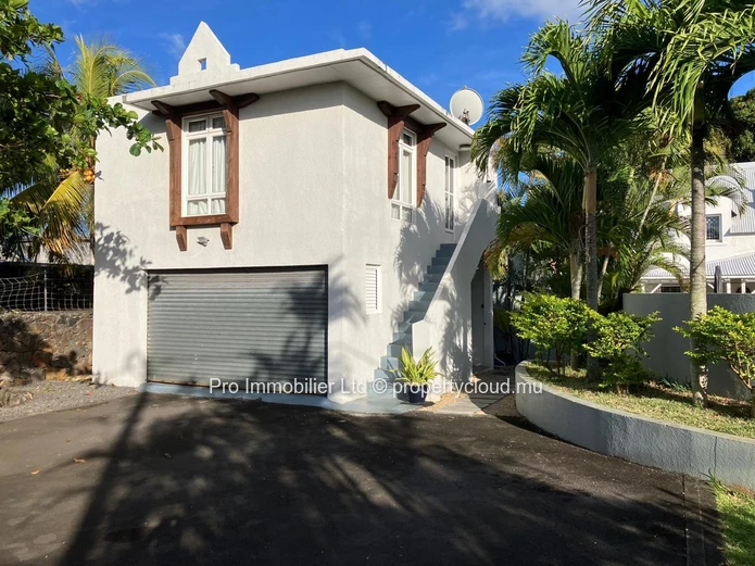 Maison familiale chaleureuse et spacieuse, conçue par un architecte ,  À vendre à Roches Noires