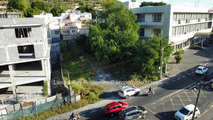 A vendre – terrain commercial en tres bonne emplacement 