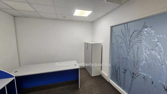 Espace bureau de 1 086 m² dans un centre d'affaires recherché. 