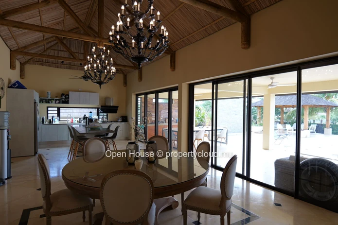 Villa de 380 m² avec piscine privée à vendre à Tamarin