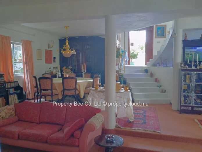 Maison dans morcellement célèbre = Proximité d'avenue Nalletamby