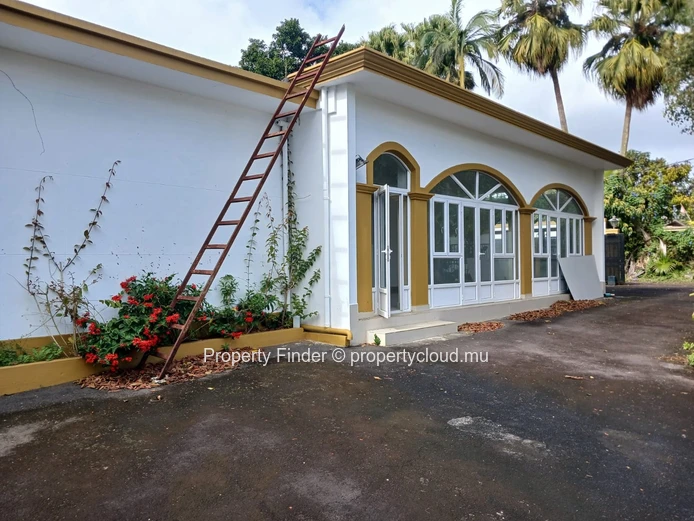 Curepipe House - A Cultural Sanctuary with Garden Views