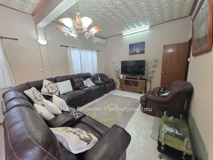 Nice ground floor apartment for rent in Bain Bœuf 