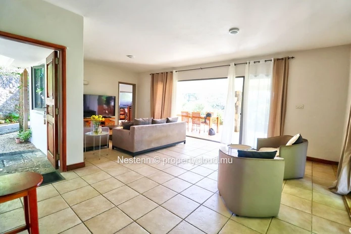 Traditional Duplex Villa in Grand Gaube with 4 bedrooms, private pool, sea view, and spacious yard. Fully furnished a...