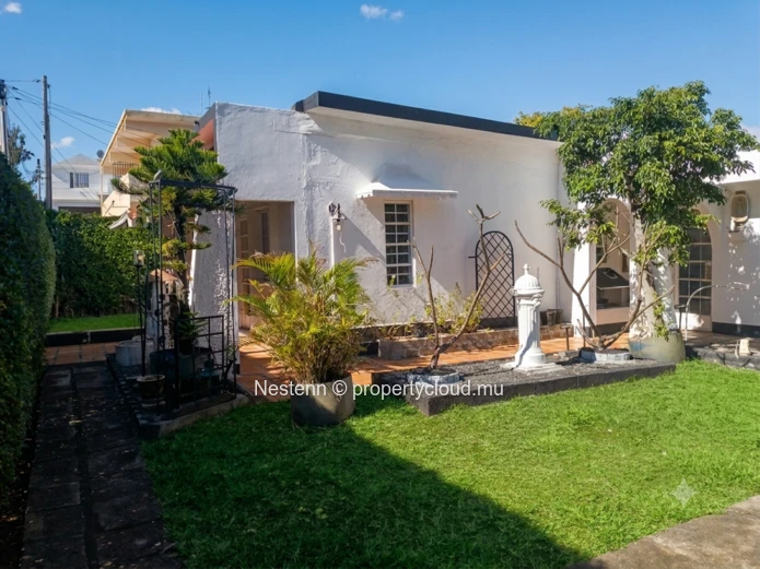 Villa traditionnelle avec 1 chambre, piscine privée, garage et grand jardin. Nécessite des travaux de rénovation. Pro...