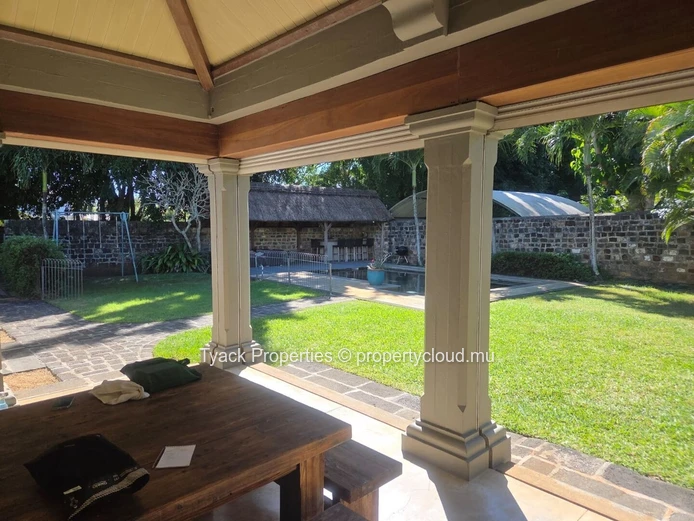 4-Bedroom Villa with Private Pool for Rent in Pereybere