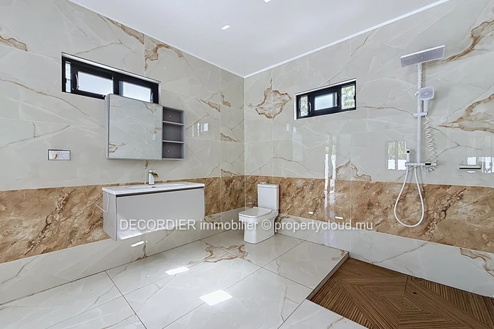À VENDRE – Maison de plain-pied avec piscine et grand jardin