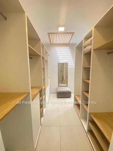 Penthouse RES à vendre à Tamarin, 265m², 3 chambres, piscine privée, vue mer et montagne, proche commodités, parking ...