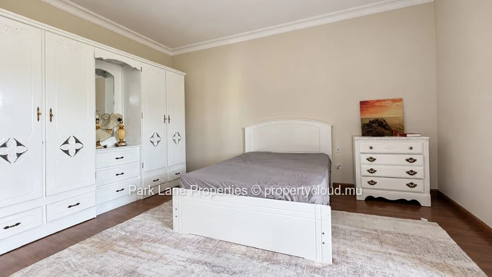 Living at the top, in the heart of Quatre Bornes!