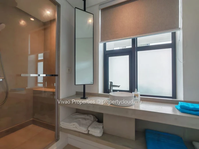 Accessible to foreigners, duplex apartment for sale in Pointe aux Canonniers, 142m², 3 bedrooms, communal pool, garde...