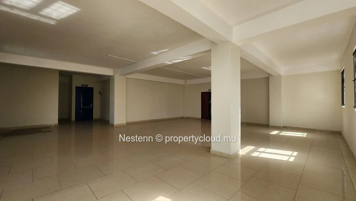 Espace de bureaux lumineux non meublé de 126,54 m² à Port Louis, avec balcon, ascenseur privé et fibre optique, à pro...