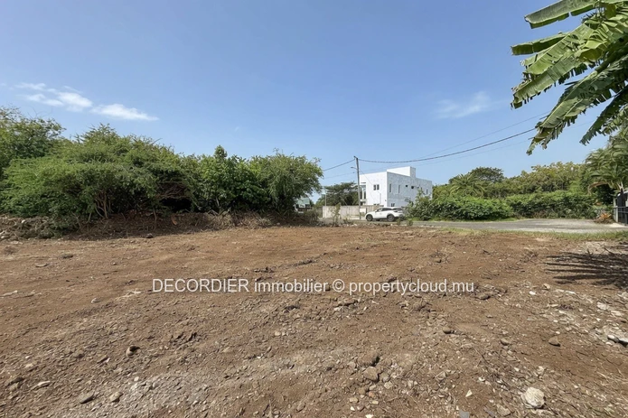 Residential land at 10 min walk from the public beach