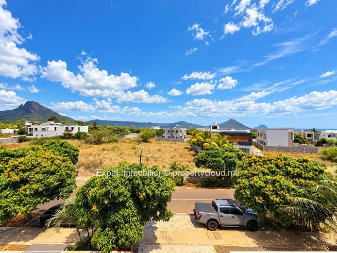 Brand-New 3-Bedroom Apartment with Pool & Panoramic Rooftop – Green Creek, Flic-en-Flac