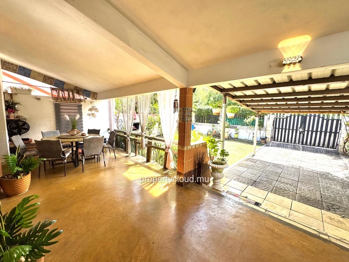 Albion – À vendre, deux villas avec piscine, proches de la plage