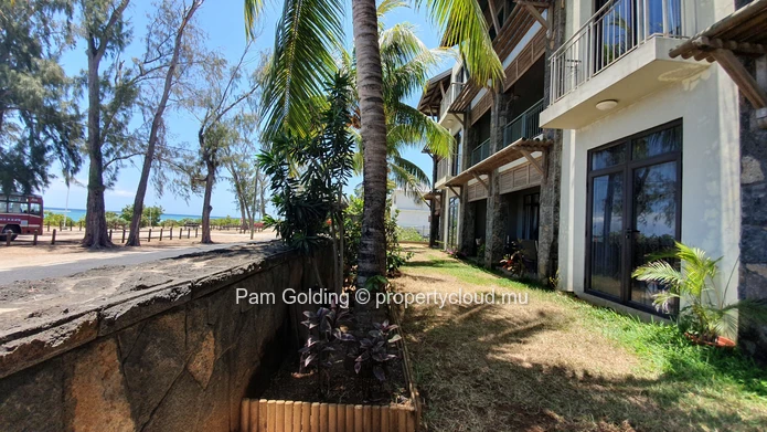 Ground apartment close beach.