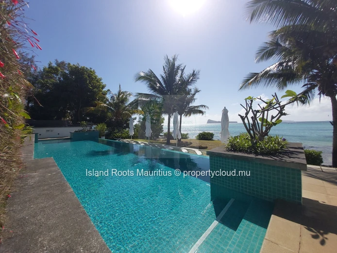 Beachfront apartment located in the north of the island !