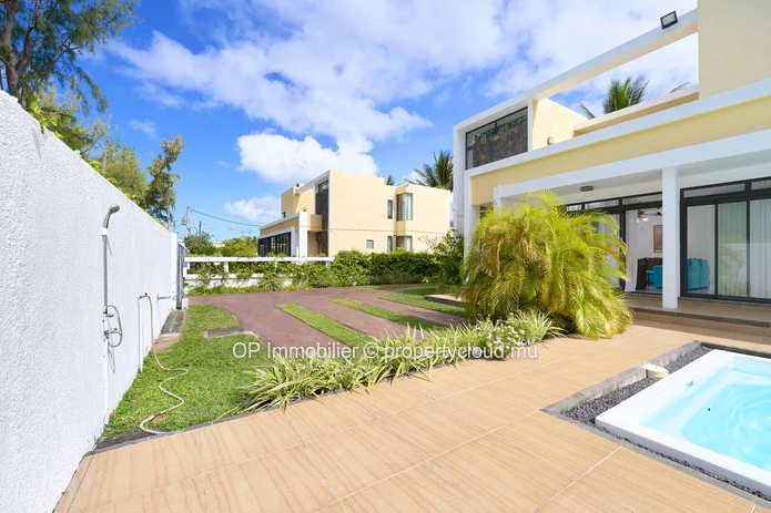 Maison 4 chambres avec piscine à vendre à Belle Mare 279m²