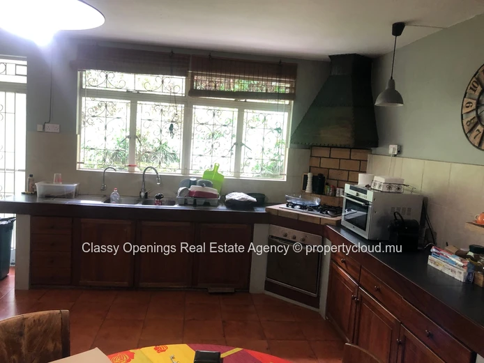 A vendre une maison de 4 chambre situee a Floreal,Curepipe.