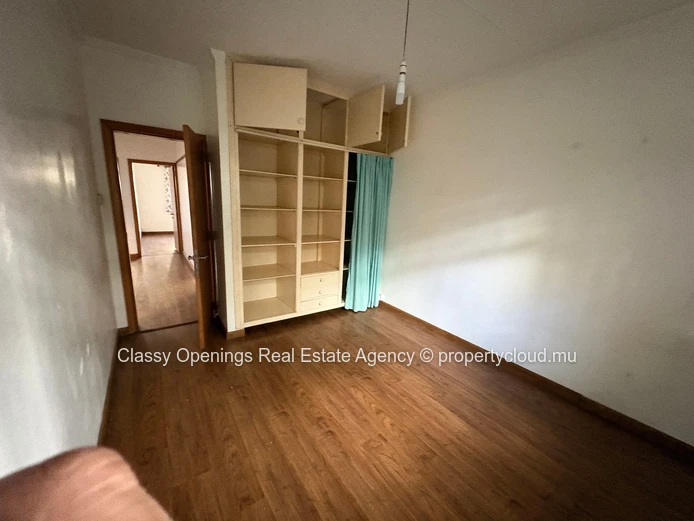 Charming 5-Bed Villa with Fireplace & Garage in Curepipe