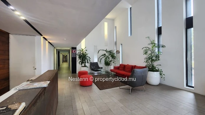 Modern office of 22.5 m² with a private parking and convenient amenities nearby.