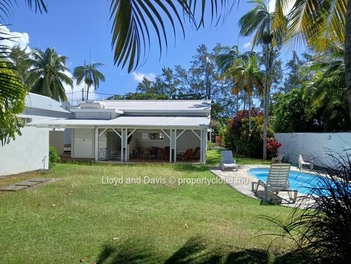 Charming Villa with Independent Cottage Near the Sea