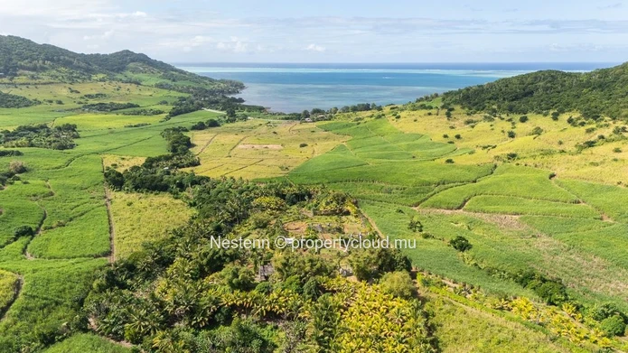 Sea-View Estate with 17 Chalets in a Lush Tropical Setting