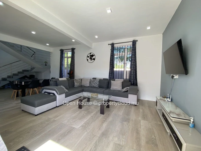 Vente Marché local - belle et grande villa lumineuse de 5 chambres entièrement meublée avec piscine privée - Calodyne