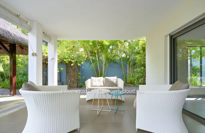 Villa PDS à vendre, Grand Baie, 347m², terrain 758m², 3 chambres, piscine, proche commerces, meublée, gardien, terras...