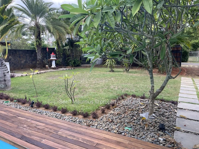Verdure luxuriante et tranquille de Balaclava, cette villa exceptionnelle de 5 chambres sur deux étages et son élégan...