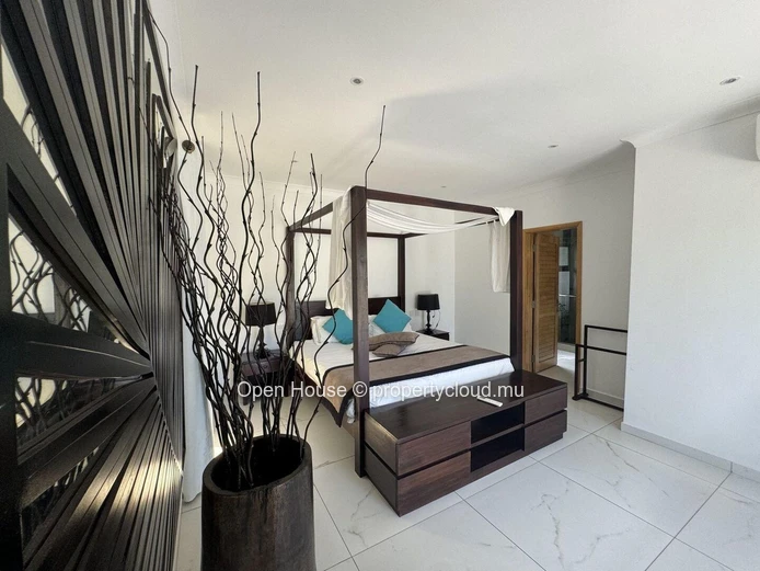 VILLA RES à vendre, Grand Baie, 350m², 4 chambres, bureau, piscine privée, 900m² de terrain, accessible aux étrangers...