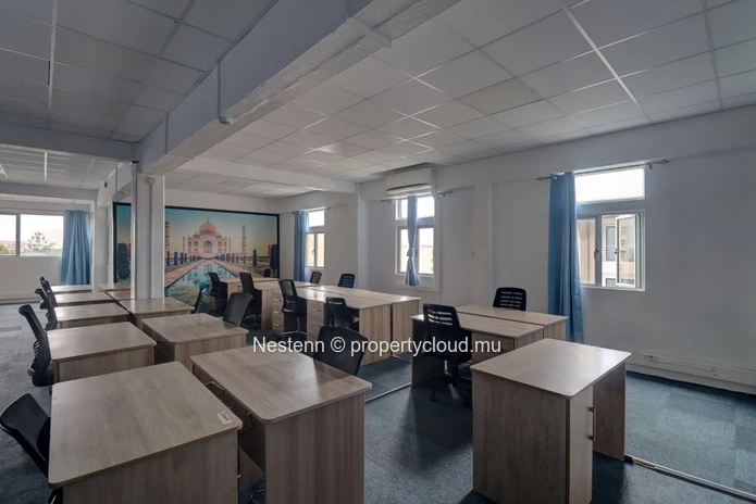Bureau meublé au 4? étage avec vue imprenable sur le centre-ville