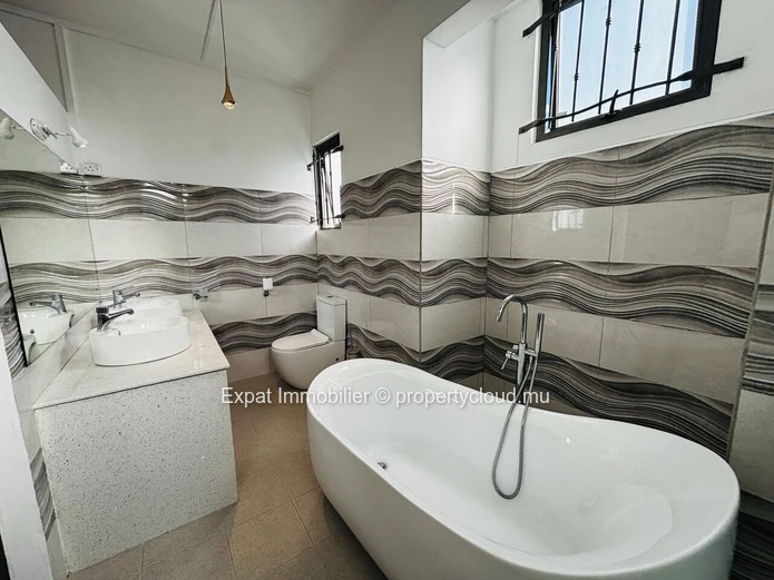 3-Bedroom Duplex With Stone Swimming Pool And Rooftop Terrace In Pereybere 