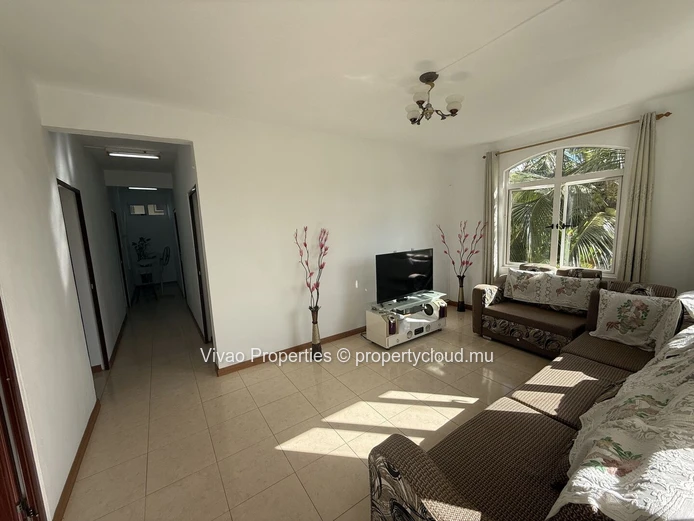 Appartement moderne meublé de 3 chambres au cœur de Flacq avec des espaces de vie spacieux - Rs 22,000 pm