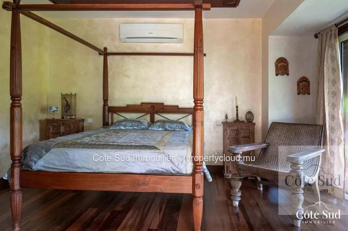 Villa for sale with view of the golf course and forest