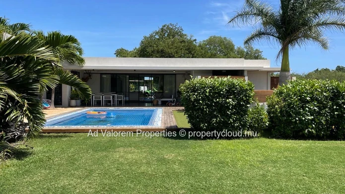 À vendre, magnifique propriété avec 2 maisons et piscine dans L'Ouest.