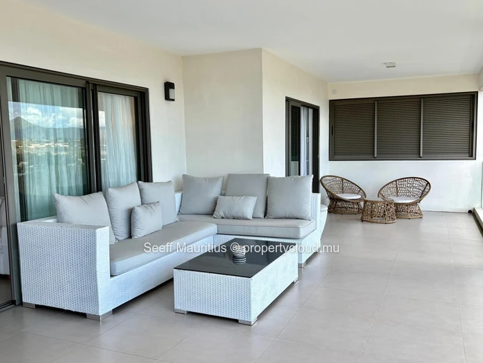 Appartement moderne avec piscine privée et vues imprenables sur la mer