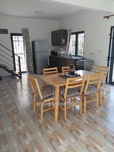 Découvrez cette superbe villa neuve et moderne, disponible à la location long terme (1 an minimum) à Calodyne, un emp...