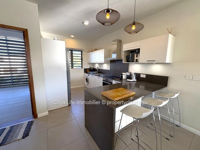 REZ+2 à vendre à Pereybere, 105m², 2 chambres, piscine commune, terrain en pleine propriété, parking, chauffe-eau sol...