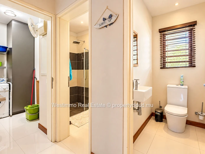 Appartement en rez-de-jardin avec vue mer dans une résidence pieds dans l'eau à louer à Tamarin