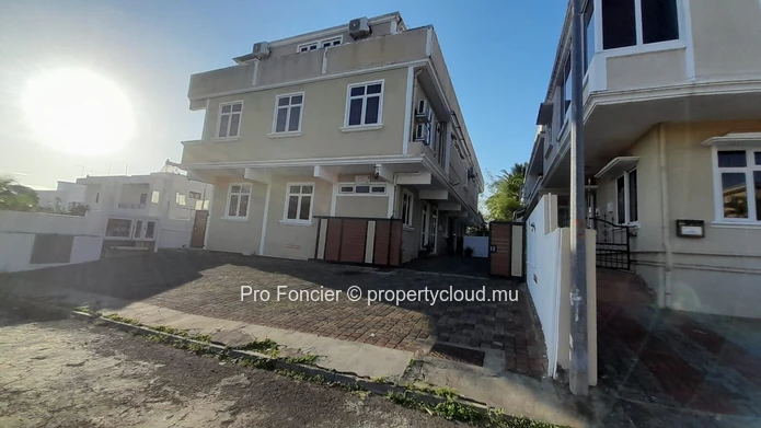 Apartment for rent in flic-en-flac - 2nd floor with sea and mountain views.
