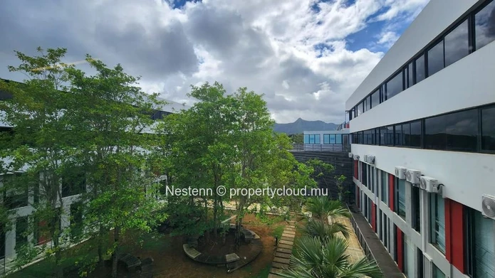 Modern office of 22.5 m² with a private parking and convenient amenities nearby.