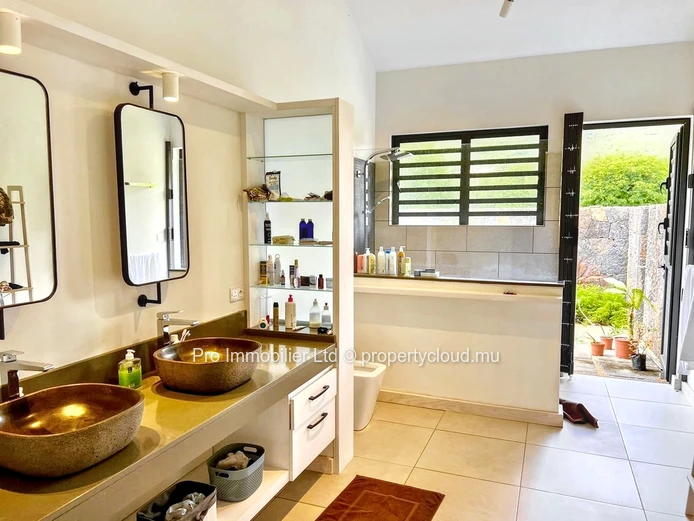 For Sale – Elegant Property with Breathtaking Views in the Sought-After Palmyre Morcellement, Black River.